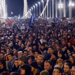 В Будапеште тысячи людей требуют отставки подозреваемой в коррупции чиновницы