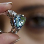 Голубой бриллиант установил рекорд цены за карат на аукционе Нью-Йорка
