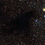 Астрономы сфотографировали заслонивший сотни звезд темный объект