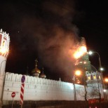 Новодевичий монастырь горит в Москве
