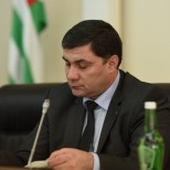 Премьер-министр Абхазии Артур Миквабия встретился с делегацией Гознака