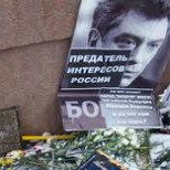 Активисты не дали установить табличку имени Немцова на Большом Москворецком мосту