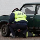 Полицейский бросился под машину, спасая семилетнего ребенка в Тольятти