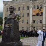 Первый памятник Владиславу Ардзинба открыт в Ткуарчале