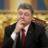 Порошенко просит суд признать неконституционным лишение Януковича звания президента Украины