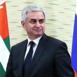 Президент Рауль Хаджимба принял Чрезвычайного и Полномочного Посла Республики Абхазия в Российской Федерации Игоря Ахба