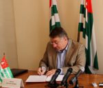 Abkhazia_FMDSotrudiInstitutEZS_podpisanidogovora181115