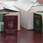 Президент вручил гражданам РА первые паспорта нового образца