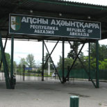 На границе задержали и не пустили в Абхазию 12 школьников